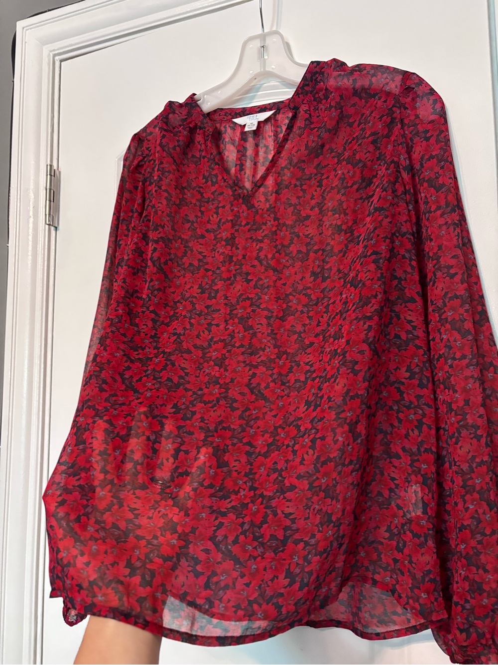 Time and Tru Women’s Red Floral V-Neck Long Sleeve Blouse Size Medium